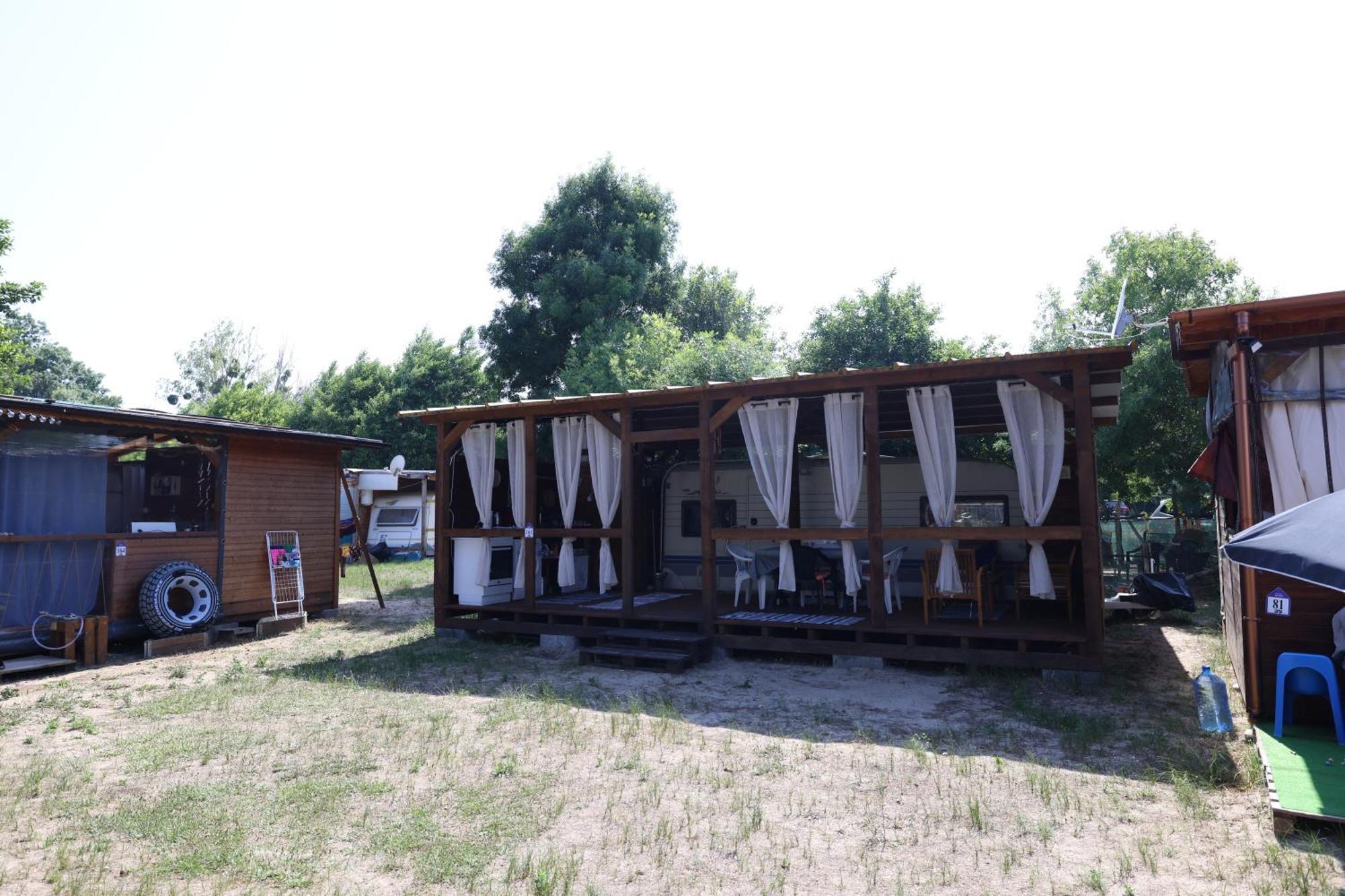 Sea Caravan On The Beach Китен Экстерьер фото