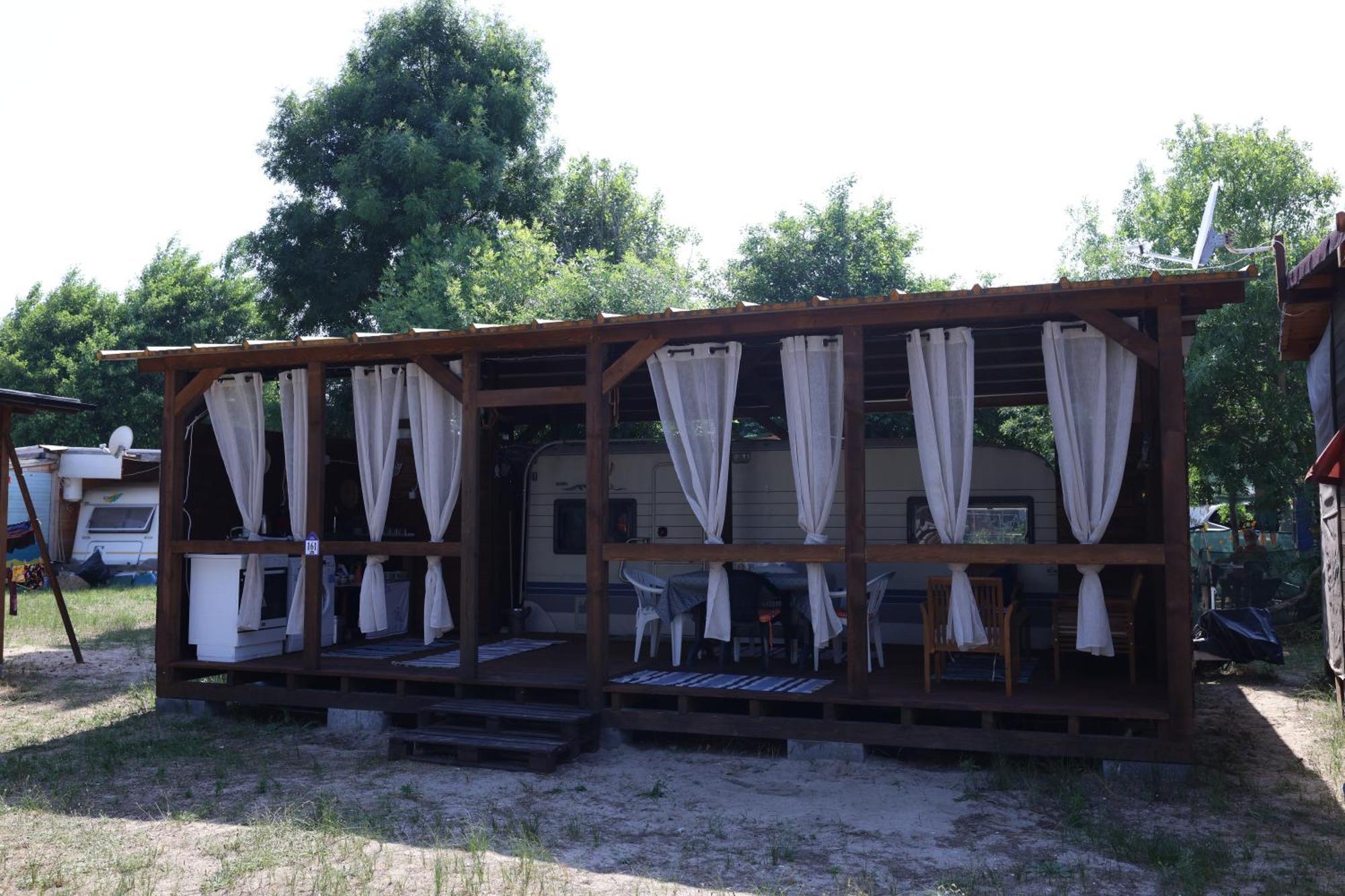 Sea Caravan On The Beach Китен Экстерьер фото