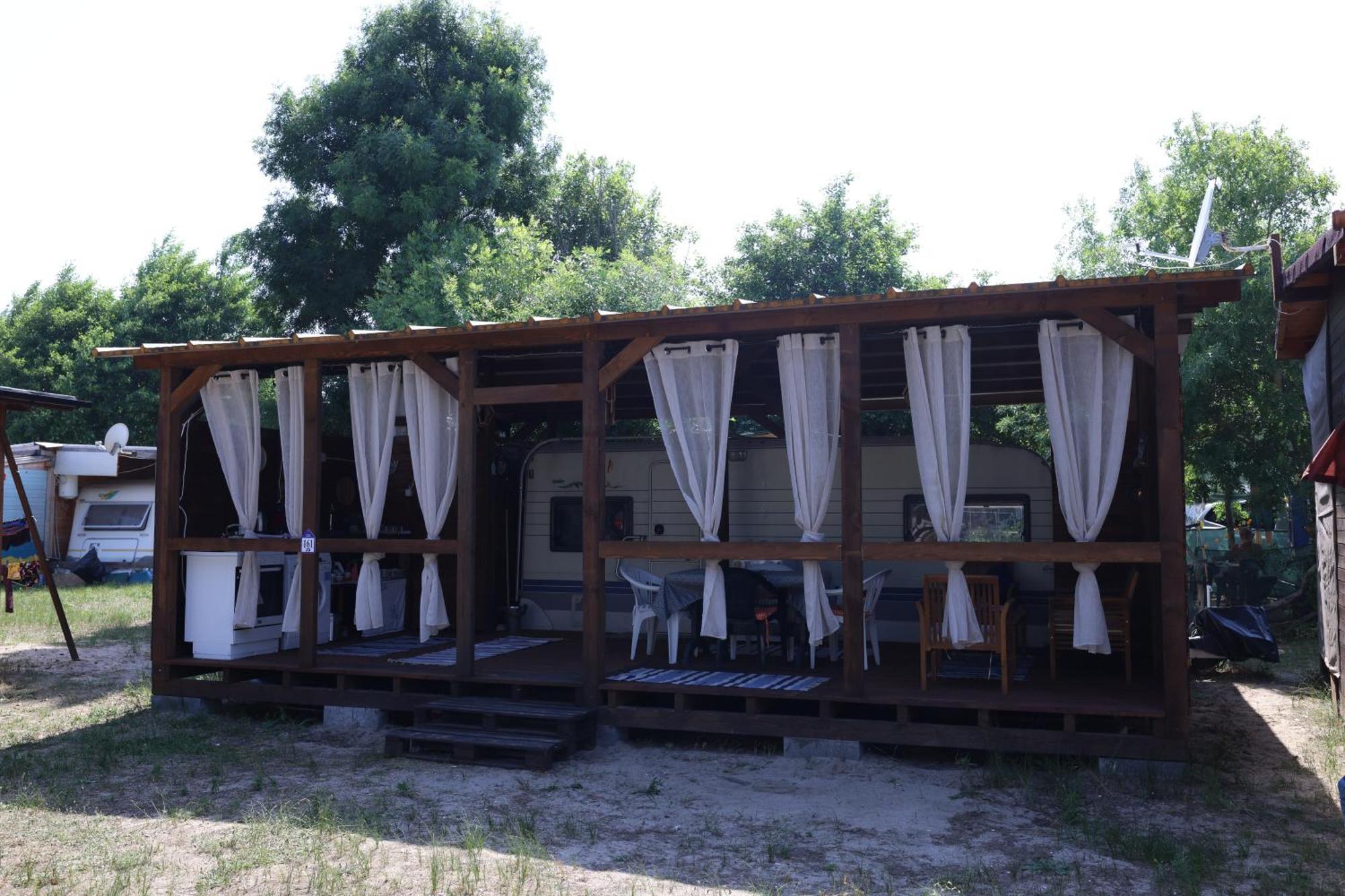 Sea Caravan On The Beach Китен Экстерьер фото